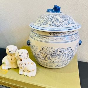 Vintage Blue White Oriental Foo Dog Topper Ginger Jar Twisted Lotus Rice EUC